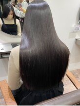 硬く見えない、ピンピンしない。ホリスティック縮毛矯正は柔らかく自然なストレートを叶える次世代技術