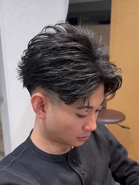 メンズヘアフェイス(Men's hair FACE。) 刈り上げセンターパート/短髪フェザーパーマ