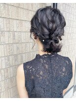 フィオーレ ヘアデザイン(FIORE hair design)&nbsp;ショートアレンジ　結婚式　黒髪　ローポニー