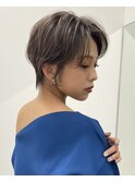 グレージュ×抜け感ショート