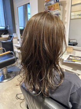 トレパルッキエーレ(tre parrucchiere) ［-tre-］ロングレイヤー×透明感カラー