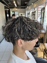 アイズ 海老名(AIZU) 波巻きスパイラルパーマ ホワイトメッシュ メンズカラー 眉毛