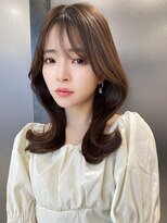 エヌアイ オモテサンドウ(ni omotesando) シースルーバングピンクブラウンくびれミディアム【肥田亜沙美