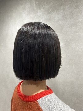 ルアン(LOUEN) 暗色艶髪切りっぱなしボブ