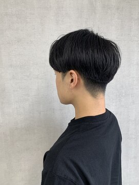 トリコ(ToricO) 耳出しショートマッシュ　刈り上げショート　フェザーショート