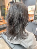 オト(oto)&nbsp;ウェーブで上品さを引き出すアッシュグレー/コテ巻き