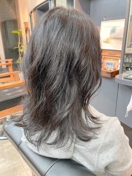 オト(oto) ウェーブで上品さを引き出すアッシュグレー/コテ巻き