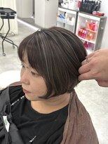 ブラウン(Brown)&nbsp;白髪ぼかしハイライトカラー丸みショートカット