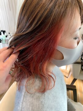 クマ(kuma.) インナーカラー/ミディアムヘア/ゆるウェーブ