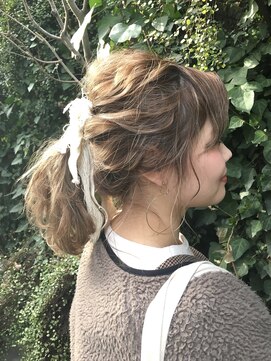 エイミーバイアフロート(amie by afloat) ◇ 手ぐしでまとめたルーズアップ×モテ髪ハイライト