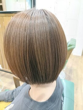 ウルスヘアー(ulus hair) タイトなスソギリギリショートボブ 質感再生カラー