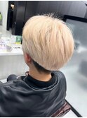 刈り上げ ホワイトミルクティー  ナチュラルセンターパート