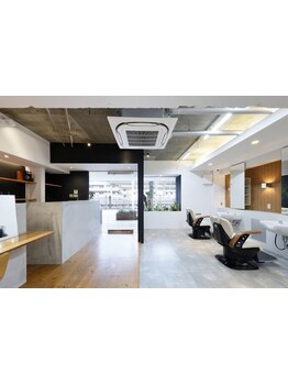 【摂津本山/3分】仕事帰りにも立ち寄れるメンズサロン。心地良い空間で、あなたに似合うスタイルをご提供！