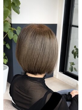 オーケストラ(Orchestra) ショートボブグレイカラー白髪ぼかし40代50代