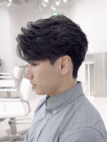 リヴ オオサカ(LIV OSAKA)&nbsp;刈り上げセンターパートフェザーパーマニュアンスパーマ