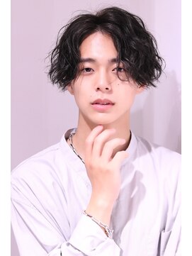 ネイビー(NAVY) メンズ 黒髪センターパートマッシュ 前下がり スパイラルパーマ