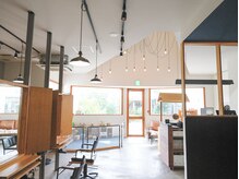 スーリール(souriiire)の雰囲気（広々と明るい店内で、ごゆっくりおくつろぎくださいませ。）
