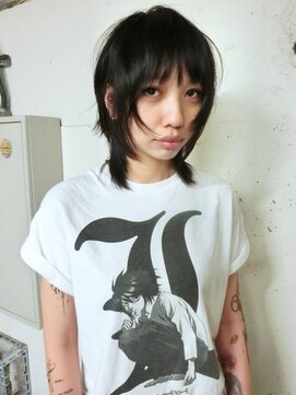 ノラ シブヤ(NORA) ★ミディアムレイヤーハッシュカット黒髪ウルフ平成シャギー