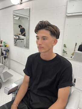 ウェルネス(Wellness) スキンフェード、センターパート、サイドパート