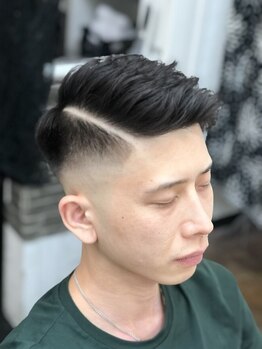 ニーキュウヨン バーバーズストア(294 BARBER's Store)の写真/【北区/メンズ専門BARBER】眉などのシェービングもプロにお任せ◎平日のカットの受付は19:30まで可能☆