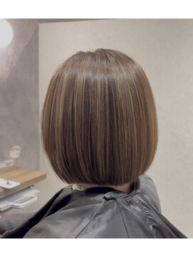 白髪ぼかしハイライトボブ