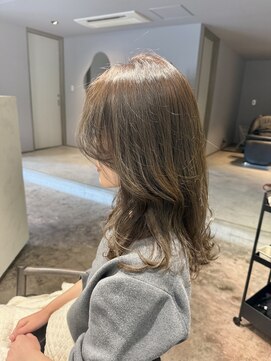 ロイ(roi) レイヤー ミディアムレイヤー グレージュカラー