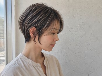 カフレ 岩出(CAFRE)の写真/暗くなりすぎず、自然なツヤと透明感を演出します。髪に優しい施術で、染めるたびに美しい仕上がりを提供。