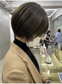オリーブベージュ丸みショートカット大人ショートボブ前髪あり