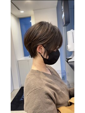 イヴォークトーキョーオーサカ(EVOKE TOKYO osaka) 耳かけ 丸みショート ブラウンカラー パーソナルカラー