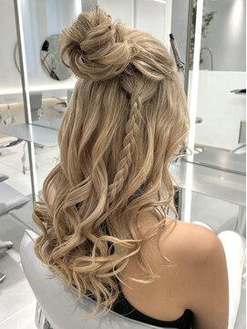 アールプラスヘアサロン(ar+ hair salon) 海外セレブ風お団子ハーフアップ