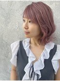 ピンクベージュハイトーンカラーブリーチ2回外ハネミディアム
