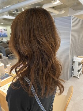 柔らか質感が叶う大人カジュアルなゆるウェーブミディ