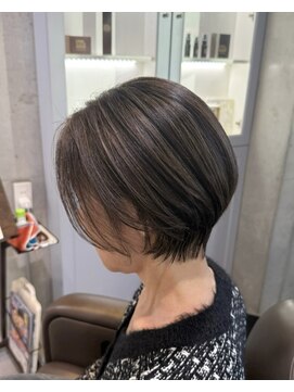 ロエ(loe) 大人ショートが粋。50代白髪ぼかしグレージュハイライト