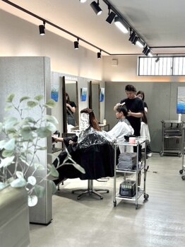 ナイン(nine,s)の写真/関東で20年修業中に3店舗のOPEN店長を経験。技術教育・専門誌の撮影、ヘアショー演出など多方面に活躍◎