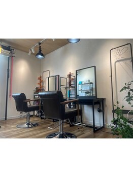 2席の落ち着く空間。一人一人に合わせた、あなただけの特別な時間をご提供します。