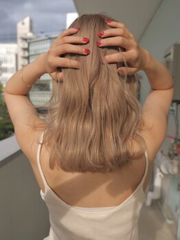 ラボ(Ravo)の写真/ベージュ系カラーで柔らかな印象に♪透明感と艶のあるカラーで、周りと差がつくオシャレを楽しめる。