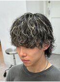 波巻きパーマ×ハイライトでストリート感溢れる男らしいヘアに◎