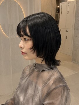 ウリ 横浜(uli) ミディアムウルフカット×艶暗髪カラー