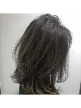 リリ(Riri) シアーベージュバレイヤージュ