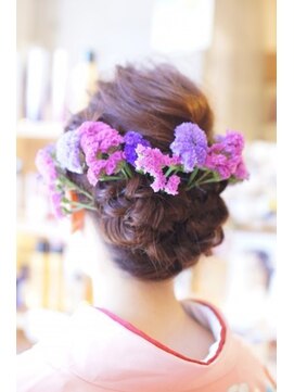 結婚式可愛い編み込みシニヨンヘアアレンジ生花髪飾り 振袖着付