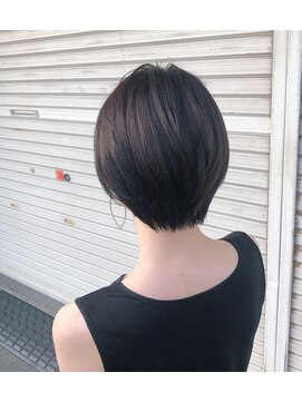 シンス(Since) 暗髪ショートで目を引く後ろすがた