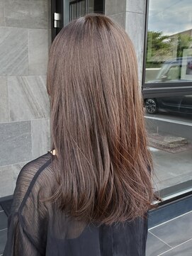 メゾン アヴァロ(Maison Avallo) ナチュラルアッシュカラーのセミロングスタイル