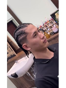 ケーエムシーセントラルルーツ(KMC Central Roots) スキンフェード、コーンロウ