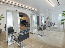 イエロ(yelo)の雰囲気(ゆとりのある席間隔になっております◎)