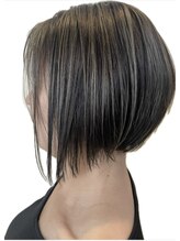 アリエル セバスチャン 前下がりショートボブ×ハイライト