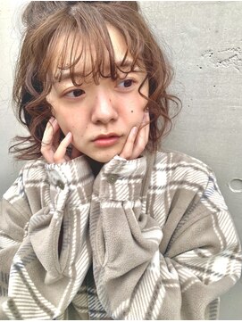 ヨナサン(Yona Saint) パーマ風コテ巻きアレンジ。