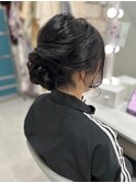 黒髪のミディアムアップヘア