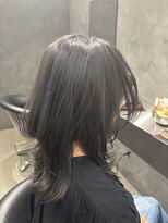ユウシヘアー(Yushi Hair)&nbsp;ネイビーハイライトとミディアムレイヤー。