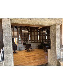 木造の蔵をリノベーションしたお洒落なサロン＊丁寧な接客と、内装や音響など細部にこだわったサロンです。