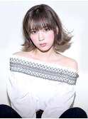 切りっぱなし外はねボブスタイル